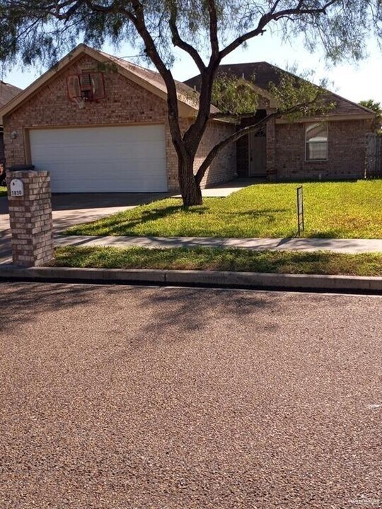 11 Frontier Dr in Edinburg, TX - Building Photo