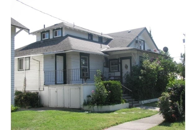 1222 W Main St in Medford, OR - Building Photo