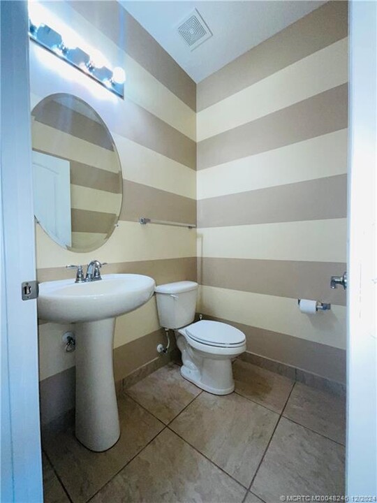 505 NW Windflower Terrace in Jensen Beach, FL - Foto de edificio