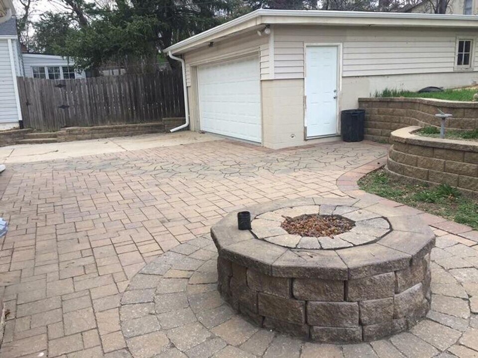 909 S 68th St in Omaha, NE - Building Photo