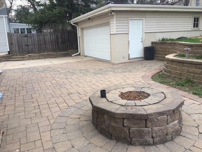 property at 909 S 68th St