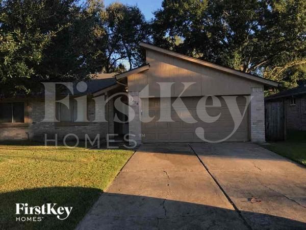 2418 Aprilmont Dr in Sugar Land, TX - Foto de edificio