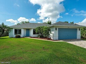 1082 Capri Dr in Naples, FL - Building Photo