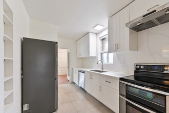 2 Wingate Pl in Toronto, ON - Building Photo - Building Photo