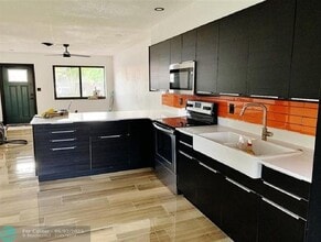 2624 NE 10th Terrace in Wilton Manors, FL - Building Photo - Building Photo
