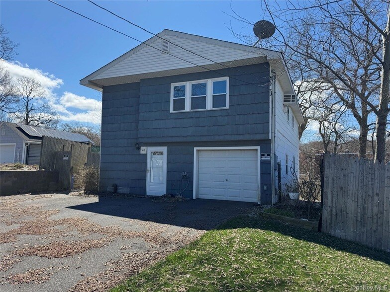 40 Whitestone Rd in Sound Beach, NY - Foto de edificio