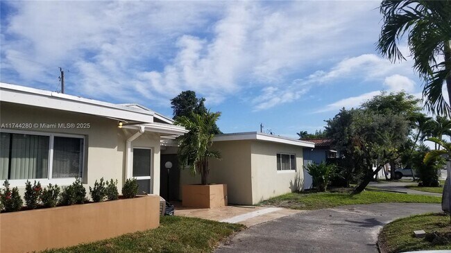 20415 Highland Lakes Blvd in Miami, FL - Building Photo - Building Photo