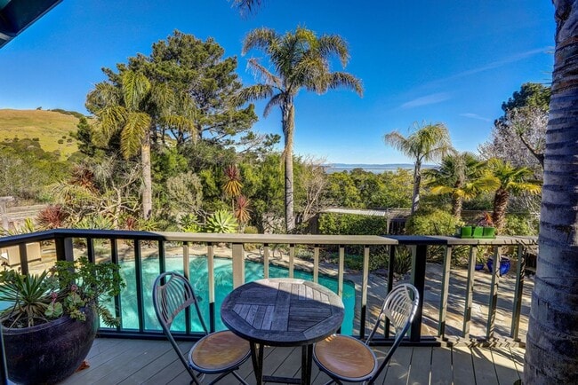 22 Hillcrest Rd in Tiburon, CA - Building Photo - Building Photo