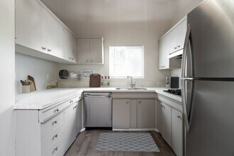 5014 Chaparral Way in San Diego, CA - Building Photo - Building Photo