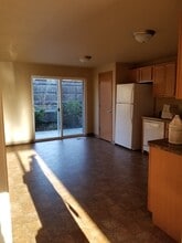 113 NE Timberlake St in Roseburg, OR - Building Photo - Building Photo