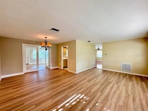 2060 Attache Ct in Clearwater, FL - Building Photo - Building Photo