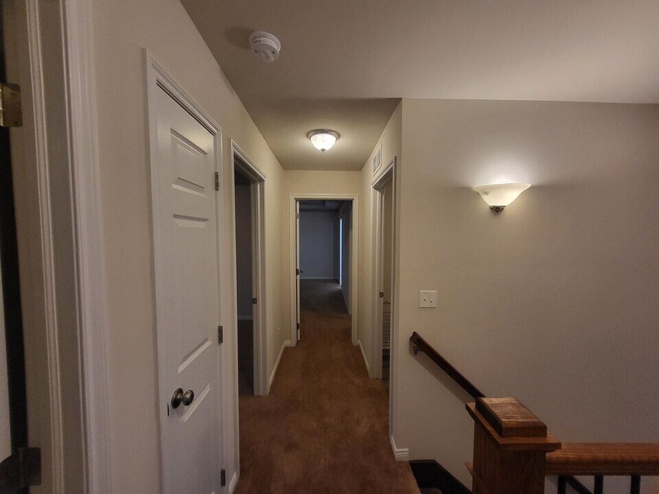 327 Hidden River E in Holly, MI - Building Photo