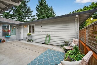 119 SE Sweetbriar Ln in Troutdale, OR - Building Photo - Building Photo