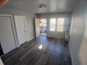 8641 1/2 S Hoover St, Unit half hoover in Los Angeles, CA - Foto de edificio - Building Photo