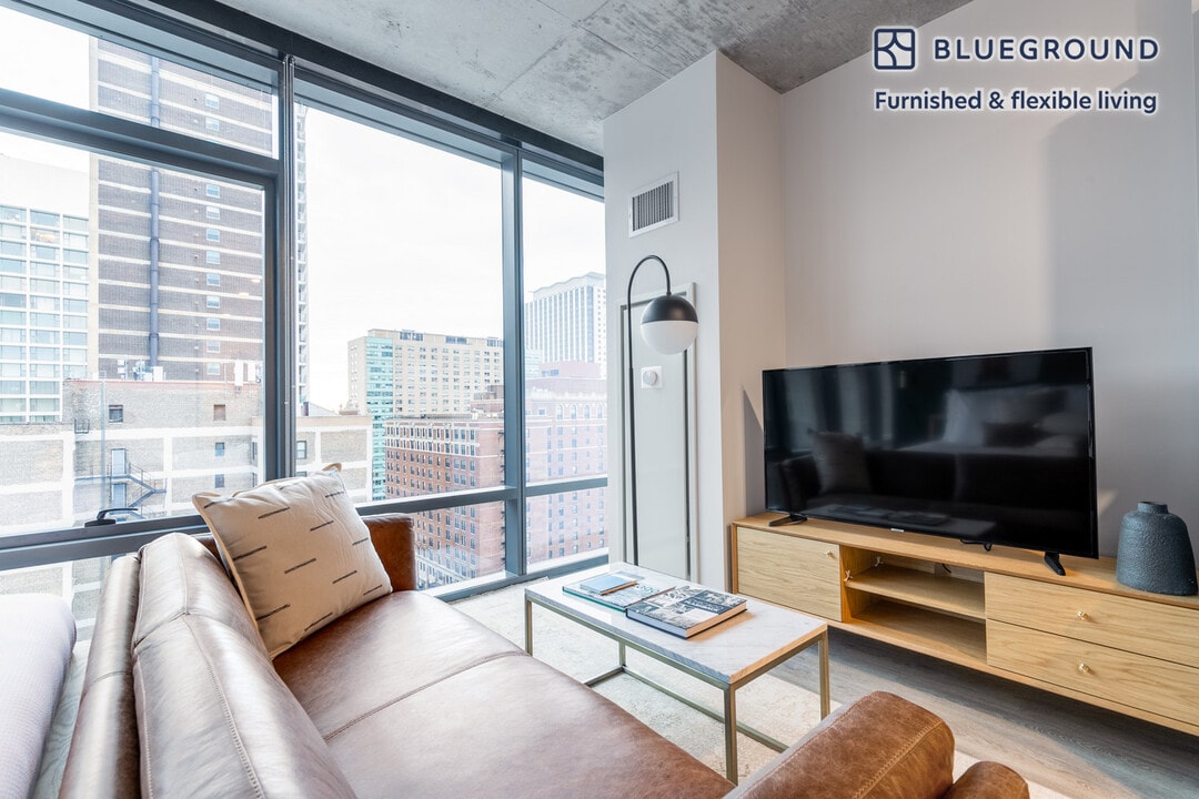 450 W Belmont Ave in Chicago, IL - Building Photo