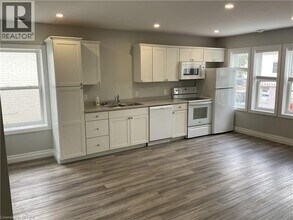 98 Lorne Crescent in Brantford, ON - Building Photo - Building Photo
