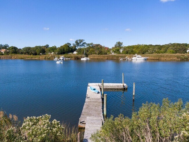 9 Private Rd in West Hampton Dunes, NY - Foto de edificio - Building Photo