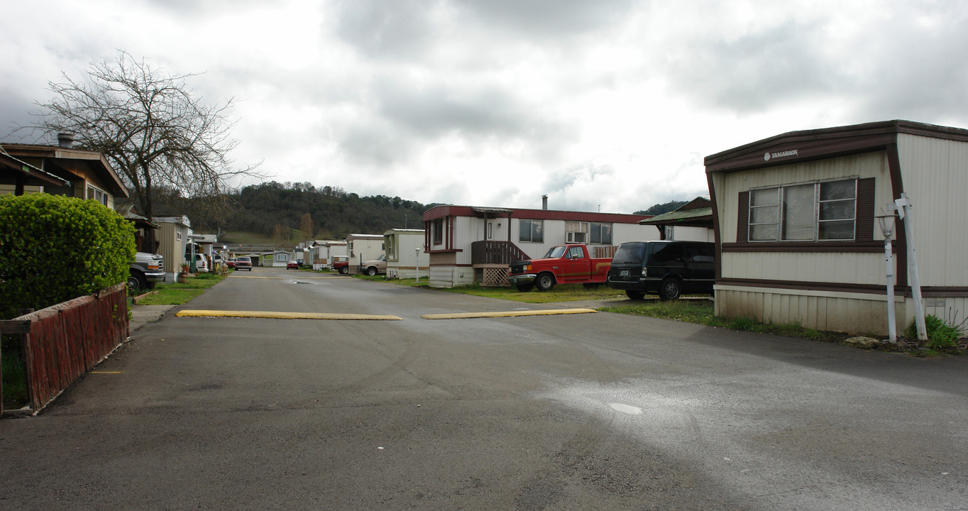 Western Star Mobile Estates in Roseburg, OR - Foto de edificio