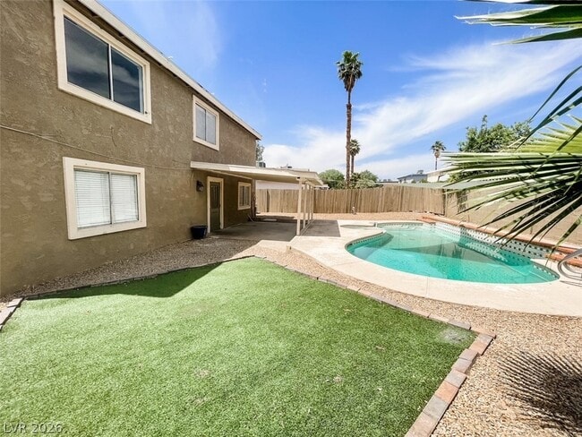 7038 Hillcroft Way in Las Vegas, NV - Building Photo - Building Photo