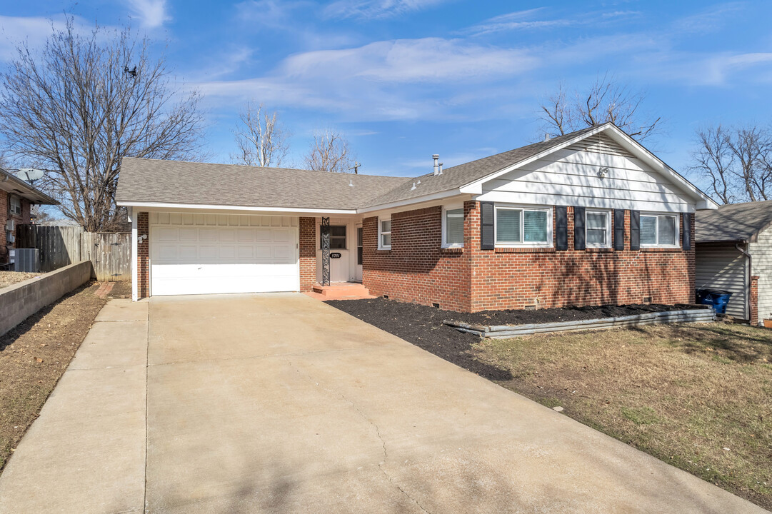 5751 E 25th Pl in Tulsa, OK - Building Photo