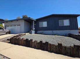 1545 Linbrook Dr in San Diego, CA - Building Photo