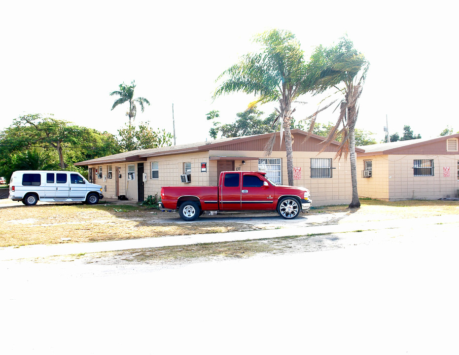 127-137 NW 9th Ave in Homestead, FL - Building Photo