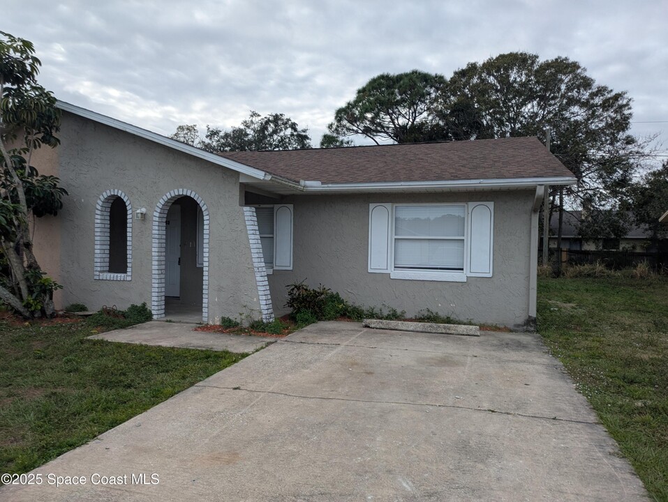 352 Country Ln Dr in Cocoa, FL - Building Photo