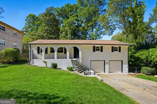 2419 Greenway Dr in Decatur, GA - Building Photo