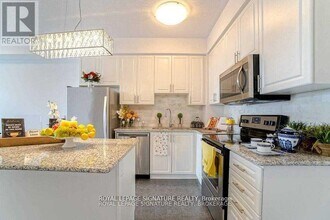 2490 Old Bronte Rd in Oakville, ON - Building Photo - Building Photo