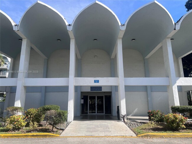 496 NW 165th St in Miami, FL - Foto de edificio - Building Photo