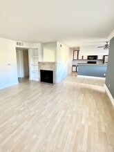 7045 Woodley Ave, Unit 212 in Los Angeles, CA - Foto de edificio - Building Photo