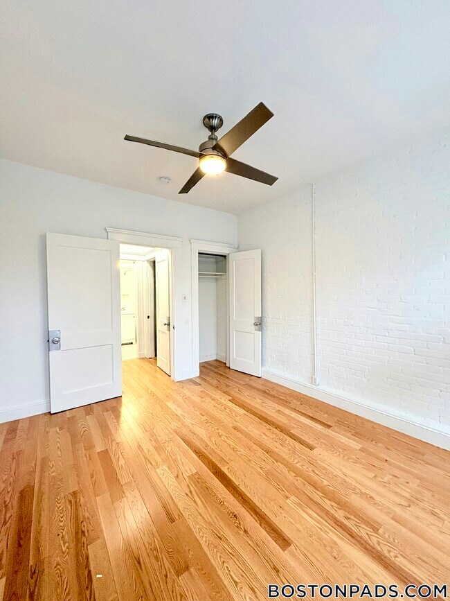 121 Park Dr in Boston, MA - Foto de edificio - Building Photo