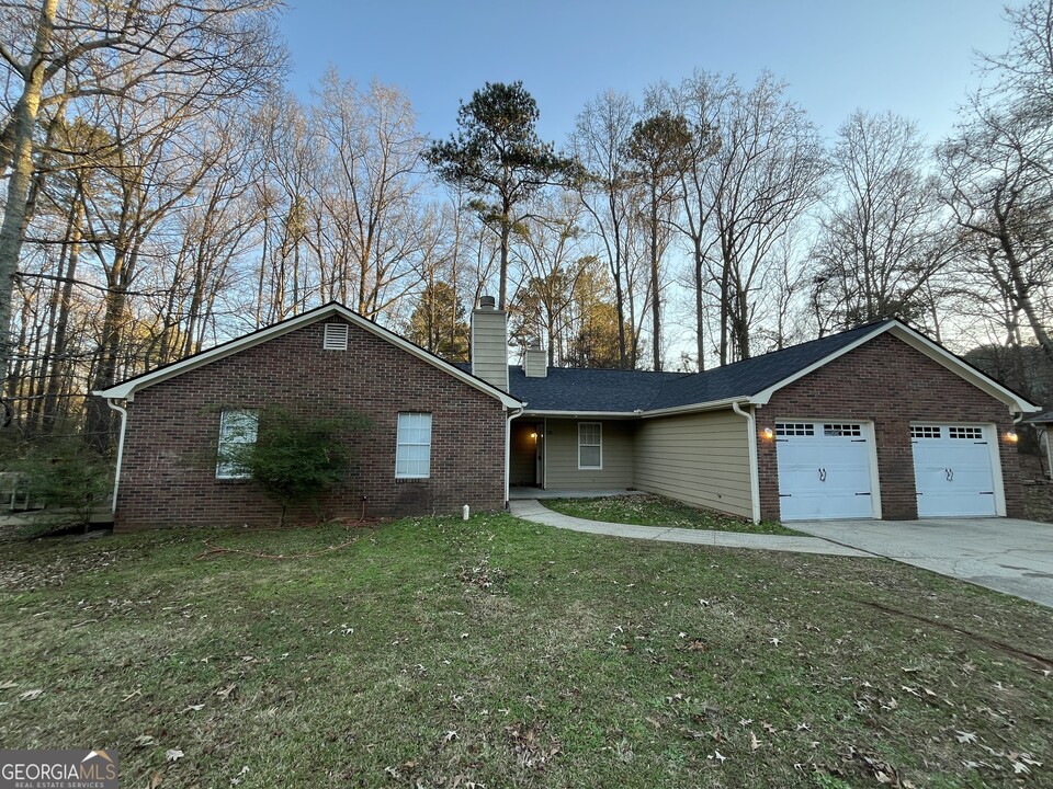 5911 Summerglen Ln in Atlanta, GA - Building Photo