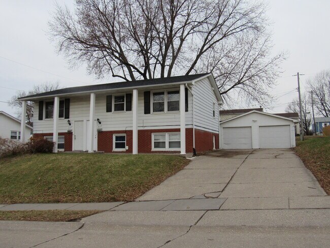 930 Pius Ln, Unit 932 in Bettendorf, IA - Foto de edificio - Building Photo