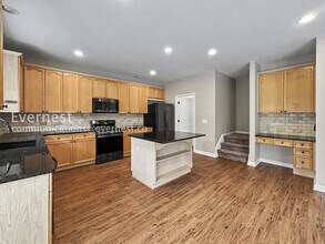 1034 Middlebrooke Dr in Canton, GA - Foto de edificio - Building Photo