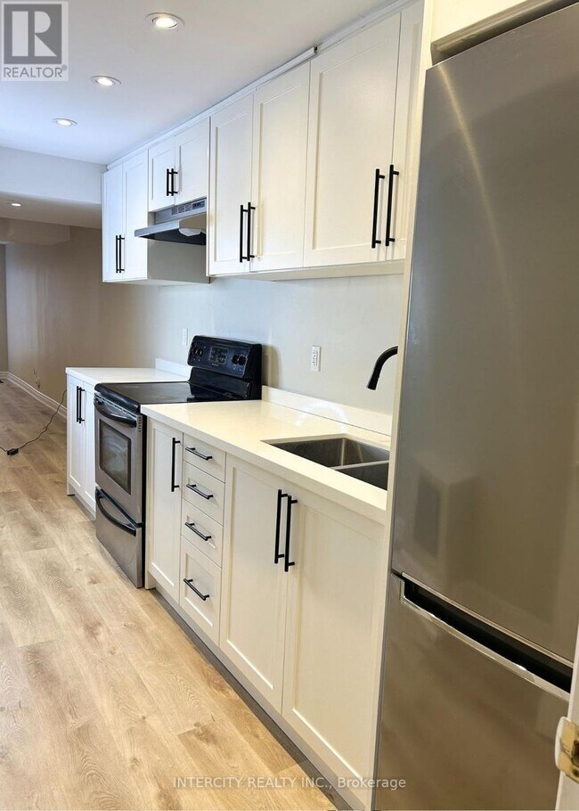 30 Oak Park Crescent in Vaughan, ON - Building Photo - Building Photo