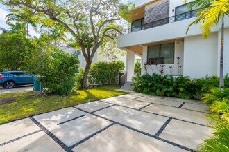 570 Fernwood Rd in Key Biscayne, FL - Foto de edificio - Building Photo