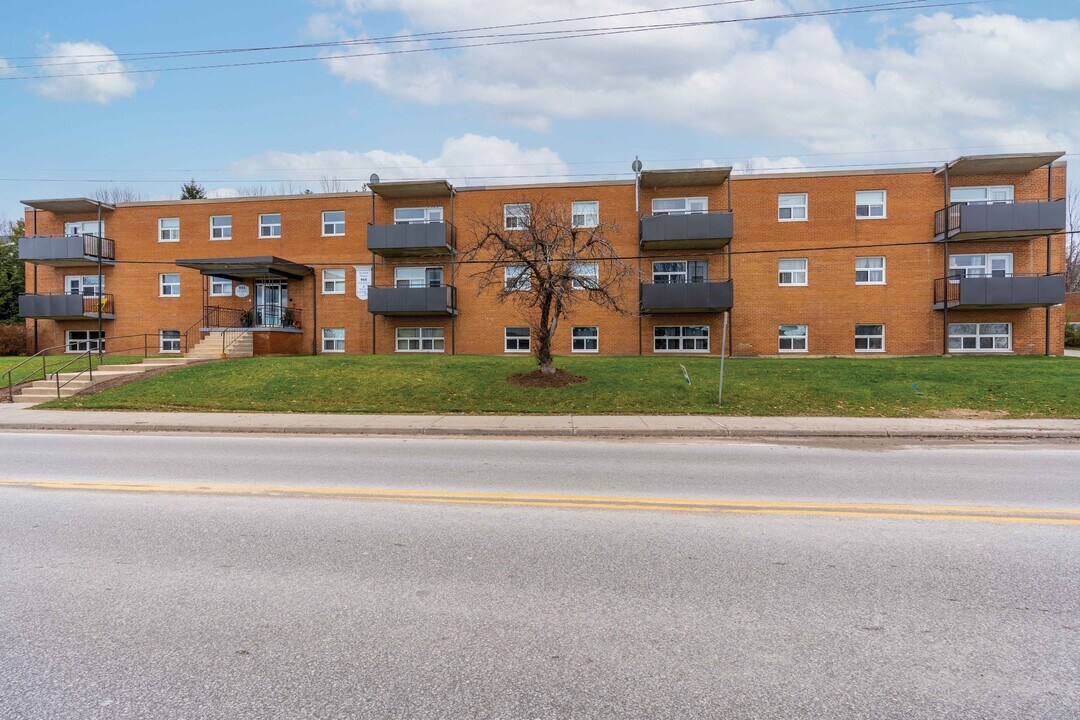 955 10th St E in Owen Sound, ON - Building Photo