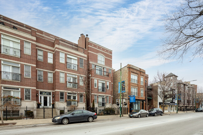 3822 N Clark St in Chicago, IL - Foto de edificio - Building Photo