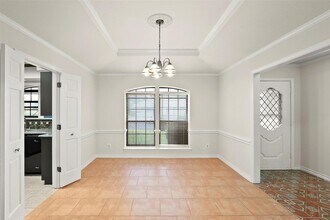 10135 Rita Rd in Dallas, TX - Foto de edificio - Building Photo