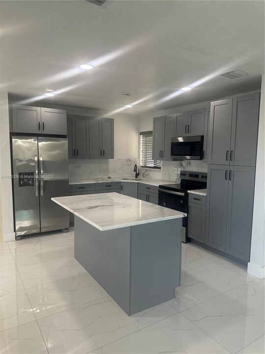 16900 NW 36th Ave in Miami Gardens, FL - Building Photo