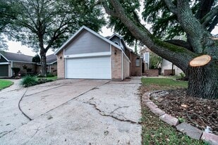 11611 Glenwolde Dr in Houston, TX - Building Photo