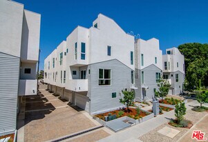 10909 1/2 Otsego St in Los Angeles, CA - Building Photo
