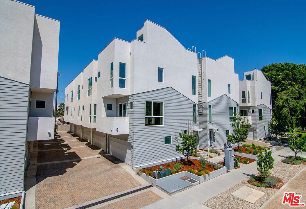 10909 1/2 Otsego St in Los Angeles, CA - Building Photo