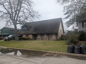 6350 Arrowhead Dr in Beaumont, TX - Building Photo