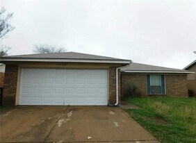 1900 Wurzburg Dr in Fort Worth, TX - Building Photo