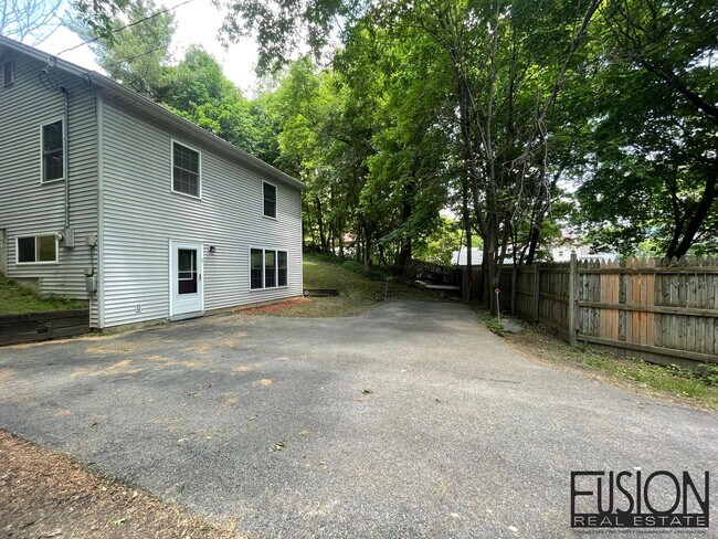 93 Park St in Essex Junction, VT - Building Photo - Building Photo