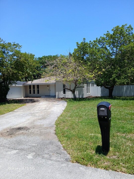17131 SW 85th Ave in Palmetto Bay, FL - Building Photo