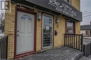 11 Oxford St in London, ON - Building Photo