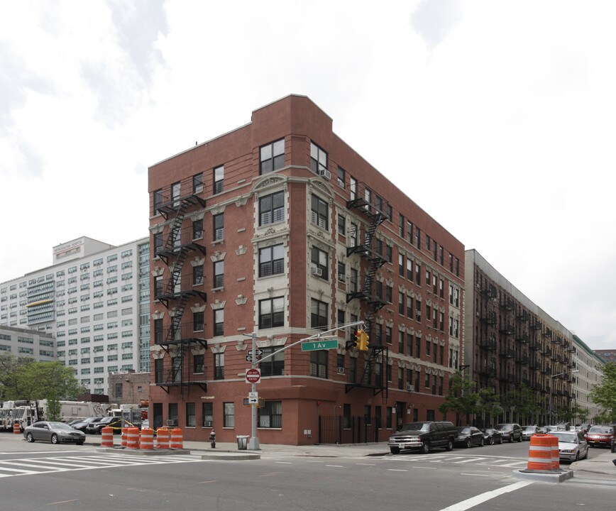 1949 1st Ave in New York, NY - Foto de edificio